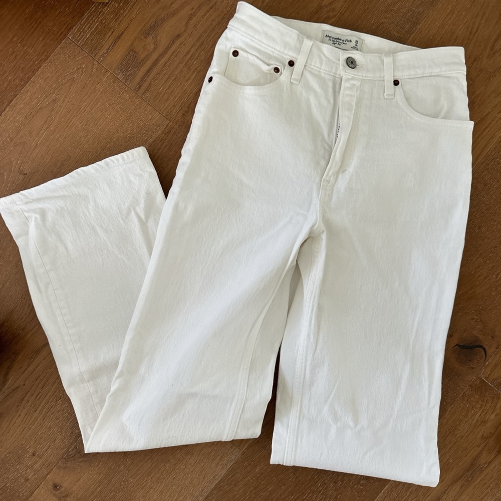 Abercrombie 90s Relaxed White Jeans - size 25
Worn once. Perfect condition